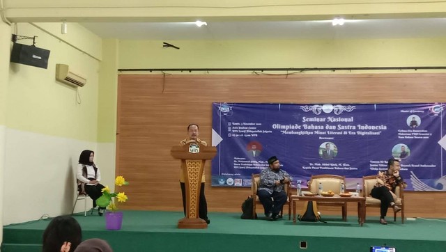 Sesi penyampaian materi oleh Dr. Muh. Abdul Khak, M.Hum. dalam Seminar Nasional OBSI UIN Jakarta (Foto: dokumentasi pribadi).