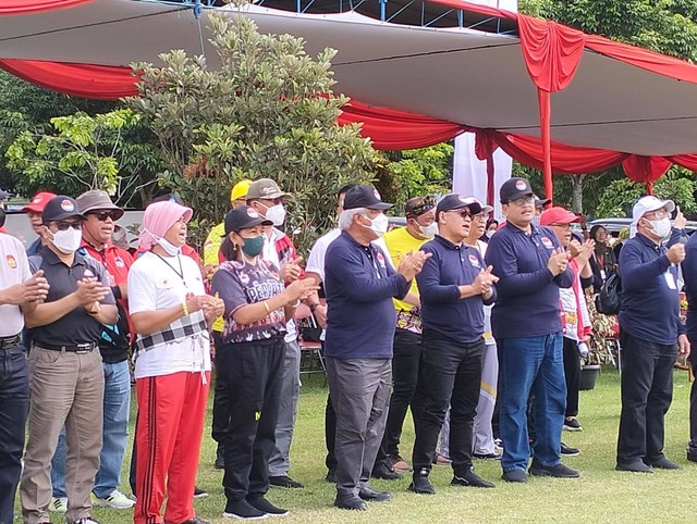 Menteri Pekerjaan Umum Perumahan Rakyat PUPR) Basuki Hadimuljono (tengah) saat memuka Kejurnas Gateball di Candi Prambanan, Sabtu (5/11/2022). Foto: erfanto/Tugu Jogja