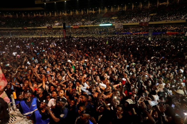 Pengunjung menghadiri konser Fally Ipupa, di stadion Martyrs di Kinshasa, Republik Demokratik Kongo. Foto: Paul Lorgerie/REUTERS