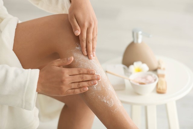 Ilustrasi perempuan memakai body scrub untuk mengatasi strawberry skin. Foto: Shutterstock