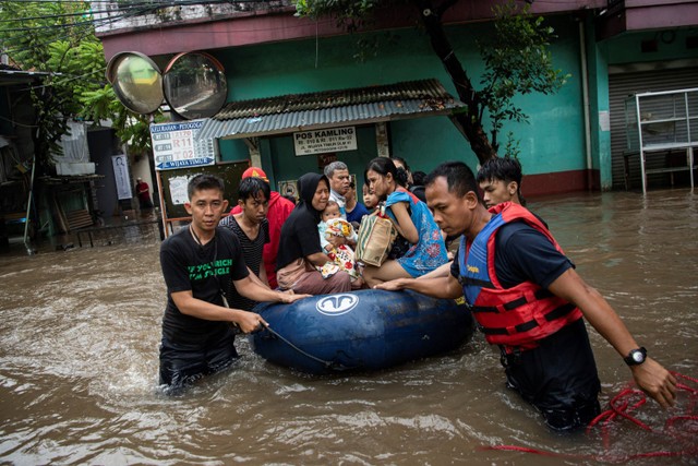Foto Banjir Rendam Kelurahan Petogogan Dan Tegal Parang Jaksel Foto Banjir Rendam Kelurahan Petogogan Dan Tegal Parang Jaksel