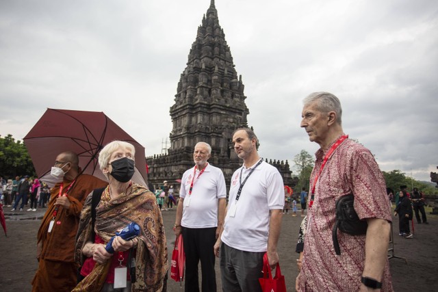 Sejumlah anggota delegasi pertemuan Religion 20 (R20) mengunjungi Candi Prambanan di Sleman, DI Yogyakarta, Sabtu (5/11/2022).  Foto: Hendra Nurdiyansyah/ANTARA FOTO