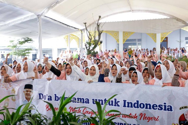 Relawan Mak Ganjar Jawa Timur (Jatim) menggelar doa dan zikir bersama, serta mendengarkan ceramah keagamaan di Desa Datengan, Grogol, Kabupaten Kediri, Sabtu (5/11/2022) sore.  Foto: Dok. Istimewa