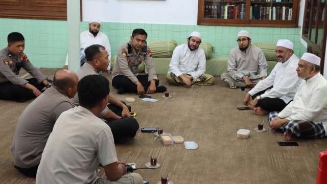 Kapolresta Solo, Kombes Pol Iwan Saktiadi bersama keluarga Habib Ali beberapa waktu lalu. FOTO:Agung Santoso