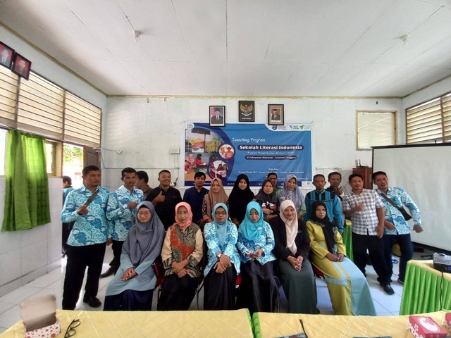 Dari 34 provinsi, Sulawesi Tenggara menempati peringkat ke 15 terbawah. Aktivitas literasi di Sulawesi Tenggara hanya 34.37, yang artinya masuk dalam kategori literasi yang rendah (data Puslitjakdibud 2019). Berdasarkan data tersebut, Dompet Dhuafa meluncurkan Program Sekolah Literasi Indonesia (SLI).ndonesia pada (Jumat, 4/11/2022)