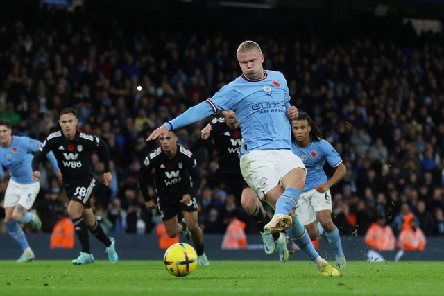 Pemain Manchester City Erling Braut Haaland mencetak gol kedua mereka dari titik penalti saat hadapi Fulham di Stadion Etihad, Manchester, Inggris, Sabtu (5/11/2022). Foto: Action Images via Reuters/Lee Smith