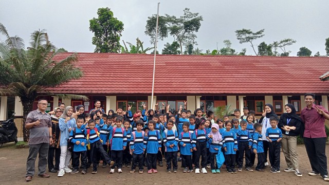 Foto bersama warga sekolah SDN Cilandak, Sumber: Dokumentasi Pribadi