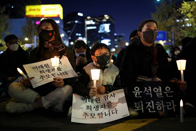 Orang-orang menghadiri acara penyalaan lilin untuk memperingati para korban tragedi perayaan Halloween Itaewon, di Seoul City Hall Plaza, di Seoul, Korea Selatan, Sabtu (5/11/2022). Foto: Kim Hong-Ji/REUTERS