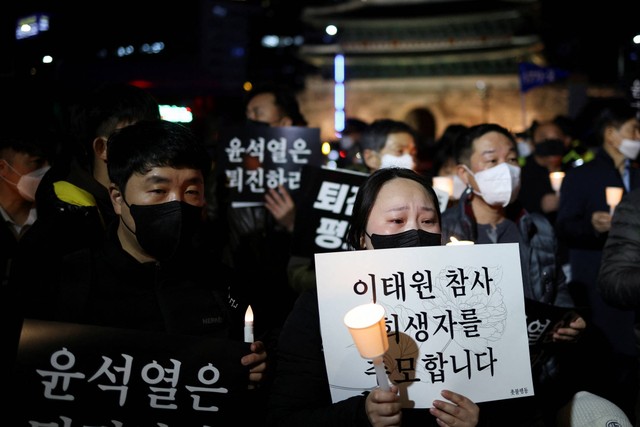 Reaksi seorang wanita saat menghadiri acara penyalaan lilin untuk memperingati para korban tragedi perayaan Halloween Itaewon, di Seoul City Hall Plaza, di Seoul, Korea Selatan, Sabtu (5/11/2022). Foto: Kim Hong-Ji/REUTERS
