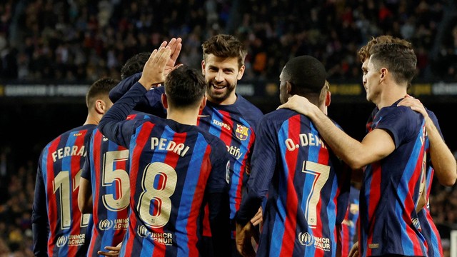 Pemain FC Barcelona Gerard Pique berselebrasi usai Ousmane Dembele mencetak gol ke gawang Almeria di Stadion Camp Nou, Barcelona, Spanyol, Sabtu (5/11/2022). Foto: Albert Gea/REUTERS