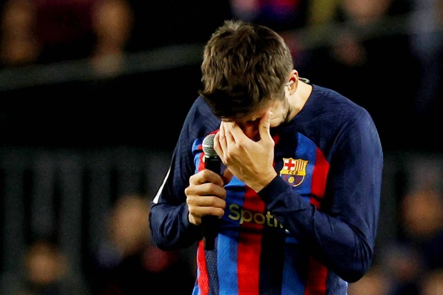 Gerard Pique menangis saat berbicara setelah memainkan pertandingan kandang terakhirnya untuk FC Barcelona di Stadion Camp Nou, Barcelona, Spanyol, Sabtu (5/11/2022). Foto: Albert Gea/REUTERS