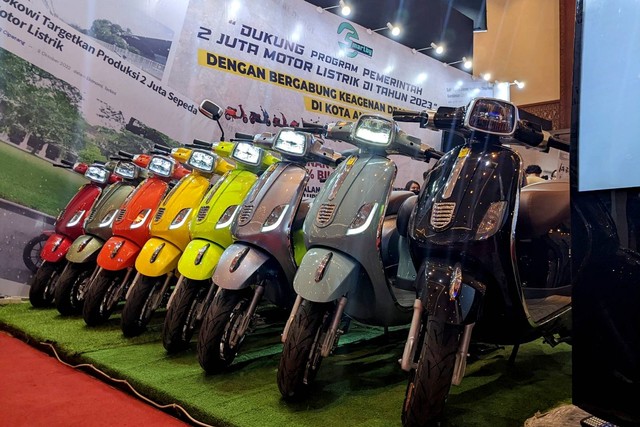 Motor listrik di Indonesia Motorcycle Show (IMOS) 2022. Foto: Sena Pratama/kumparan
