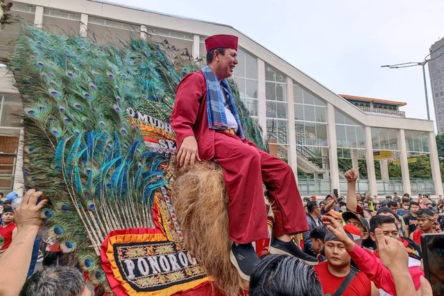 Kepala BNPT Komjen Pol Boy Rafli Amar menaiki Reog di acara Parade Budaya Nusantara di Gedung Sarinah, Jakarta, Minggi (6/11).  Foto: Zamachsyari/kumparan