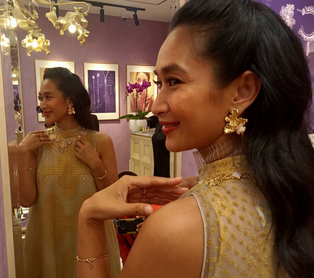 Happy Salma menunjukkan koleksi Tulola Jewelry di gerai barunya di Tunjungan Plaza Surabaya, Sabtu (5/11). Foto-foto: Masruroh/Basra