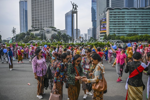 Sejumlah perempuan mengikuti parade kebaya dalam kampanye Gerakan Kebaya Goes to UNESCO saat hari bebas berkendaraan bermotor atau Car Free Day, di kawasan Bundaran Hotel Indonesia, Jakarta, Minggu (6/11/2022).  Foto: Galih Pradipta/ANTARA FOTO