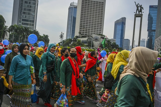 Sejumlah perempuan mengikuti parade kebaya dalam kampanye Gerakan Kebaya Goes to UNESCO saat hari bebas berkendaraan bermotor atau Car Free Day, di kawasan Bundaran Hotel Indonesia, Jakarta, Minggu (6/11/2022).  Foto: Galih Pradipta/ANTARA FOTO
