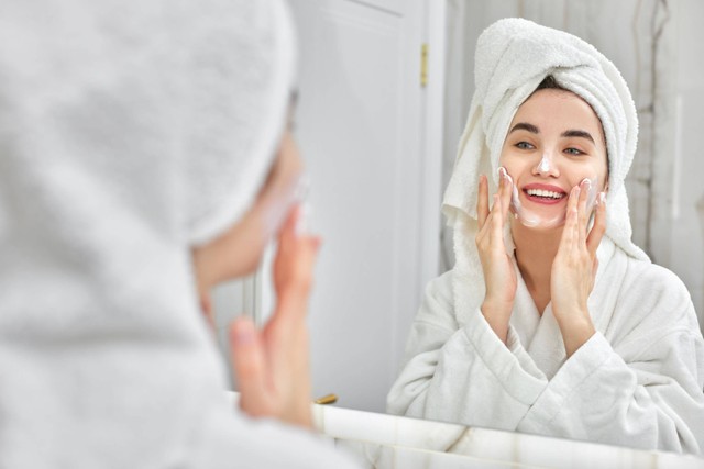 Ilustrasi membersihkan wajah dengan milk cleanser. Foto: Shutterstock
