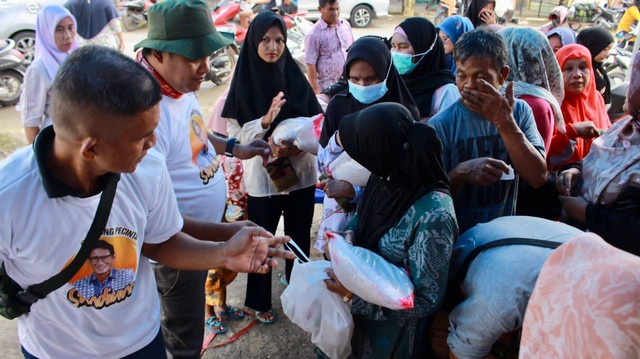 Gerbong Pecinta Sandiuno menggelar bazar sembako murah untuk mendorong stabilisasi kebutuhan pokok yang mengalami kenaikan. Foto: Dok. Istimewa