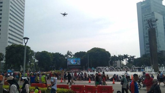 Pemprov DKI menerbangkan drone atau pesawat nirawak untuk memantau pelanggaran kebersihan di kawasan Bundaran HI, Jakarta, Minggu (6/11/2022). Foto: Dewa Ketut Sudiarta Wiguna/ANTARA