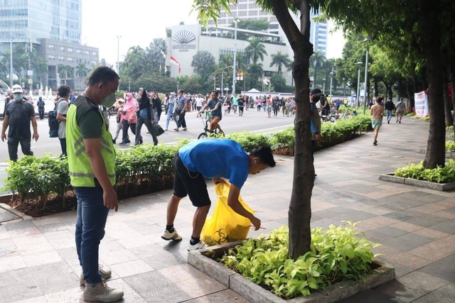 Dinas Lingkungan Hidup bersama Dinas Kominfotik menggelar Operasi Tangkap Tangkap (OTT) menindak warga yang membuang sampah di CFD, Minggu (6/11). Foto: Pemprov DKI Jakarta
