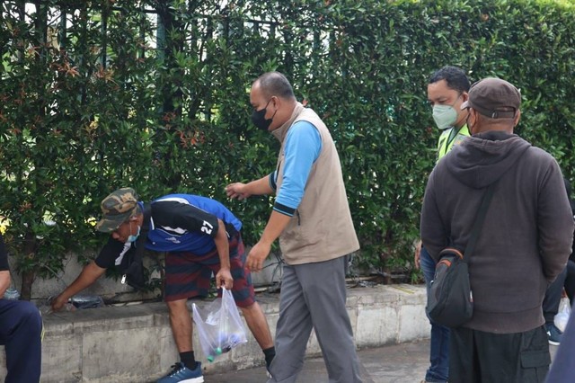 Dinas Lingkungan Hidup bersama Dinas Kominfotik Provinsi DKI Jakarta menggelar Operasi Tangkap Tangkap (OTT) menindak warga yang membuang sampah di CFD, Minggu (6/11). Foto: Pemprov DKI Jakarta