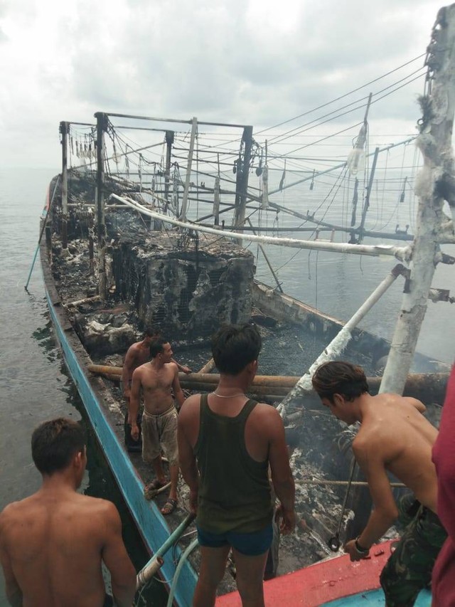 Kapal angkut cumi terbakar di perairan karimata, kalbar. Foto: Dok, Istimewa
