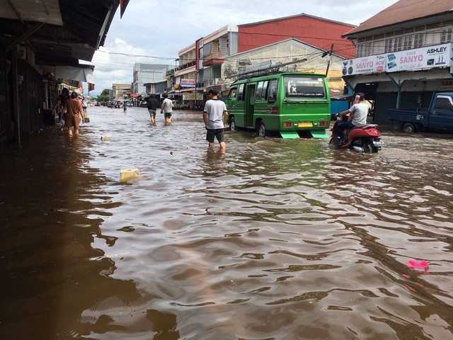 Banjir di Singkawang, Kalbar. Foto: Try Shaskya/Hi!Pontianak