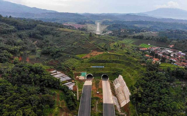 Foto udara proyek Jalan Tol Cileunyi-Sumedang-Dawuan (Cisumdawu) di Rancakalong, Kabupaten Sumedang, Jawa Barat, Senin (28/6/2021). Foto: Raisan Al Farisi/ANTARA FOTO