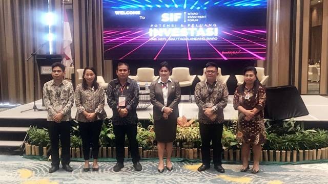 Foto bersama Bupati Kepulauan Sitaro, Evangelian Sasingen, Ketua DPRD Djon P Janis, Sekretaris Daerah, Denny D Kondoj dan anggota DPRD Maria Badoa di kegiatan Sitaro Invesment Forum.