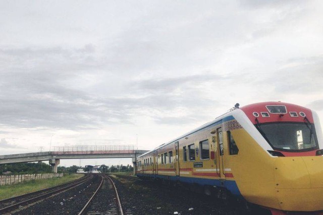 Rangkaian kereta api yang melayani jalur Makassar-Parepare di Sulawesi Selatan.  Foto: Kemenhub RI/HO/ANTARA