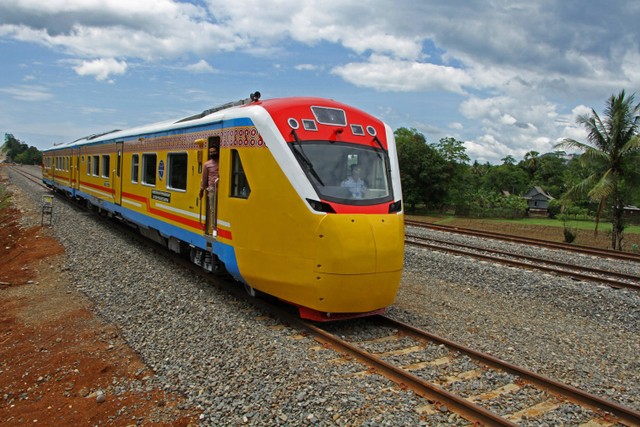 KA Andalan Celebes melintas di jalur kereta api Makassar-Maros di Kabupaten Pangkep, Sulawesi Selatan, Minggu (6/11/2022).  Foto: Arnas Padda/ANTARA FOTO