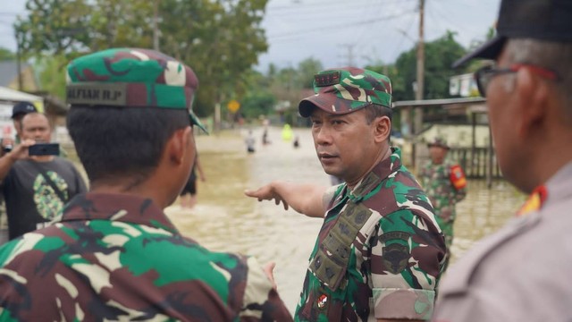 Danrem TNI Lilawangsa meninjau lokasi banjir. Foto: Korem 011 