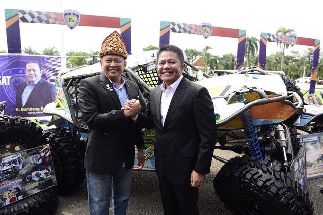 Ketua Umum Ikatan Motor Indonesia (IMI) Pusat, Bambang Soesatyo dan Gubernur Sumsel, Herman Deru. (Foto: Istimewa)