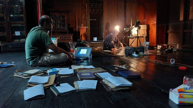 Tim BPCB Kaltim, dan Dreamsea saat melakukan proses penyalinan naskah-naskah peninggalan Istana Mangkubumi. Foto: Fiyya/InfoPBUN.