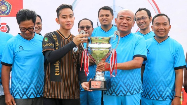 Pertandingan persahabatan antara Muhammadiyah All Star melawan Pemkot Solo, Minggu (06/11/2022). FOTO: Agung Santoso