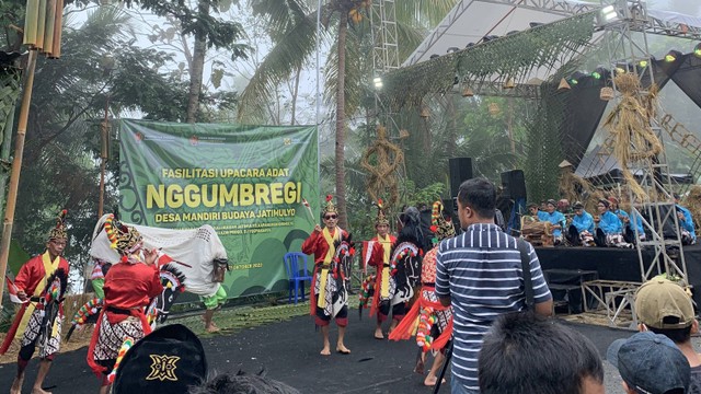 Pagelaran tari pada Upacara Adat Nggumbregi, Karanggede, Jatimulyo, Kulonprogo, Jumat (21/10/2022), Foto: Tim Media YSI BEM KM UMY