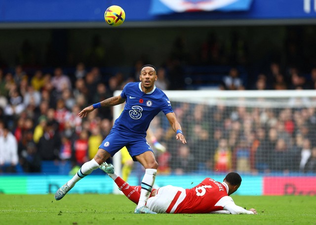 Pemain Chelsea Pierre-Emerick Aubameyang duel dengan pemain Arsenal Gabriel saat pertandingan di Stamford Bridge, London, Inggris. Foto: Hannah McKay/Reuters