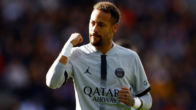 Pemain Paris St Germain Neymar merayakan gol pertama mereka saat melawan Lorient di pertandingan di Stade du Moustoir, Lorient, Prancis. Foto: Stephane Mahe/Reuters