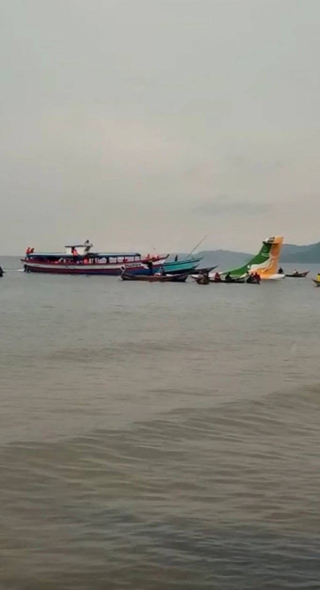 Kondisi pesawat Precision Air yang jatuh di Danau Victoria di Bukoba, Tanzania, Minggu (6/11/2022). Foto: Kanyika/ @startvtanzania1/Reuters