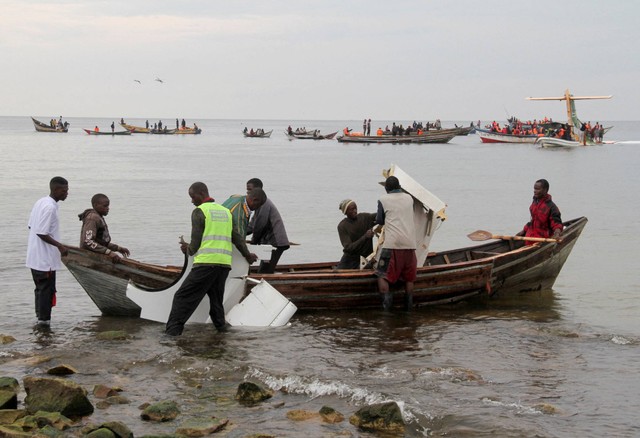 Tim penyelamat berusaha menyelamatkan penumpang pesawat Precision Air yang jatuh di Danau Victoria di Bukoba, Tanzania, Minggu (6/11/2022). Foto: Stringer/Reuters