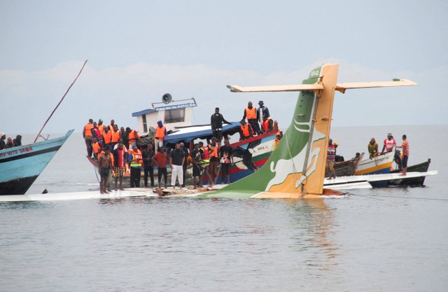 Tim penyelamat berusaha menyelamatkan penumpang pesawat Precision Air yang jatuh di Danau Victoria di Bukoba, Tanzania, Minggu (6/11/2022). Foto: Stringer/Reuters