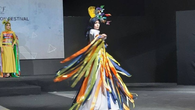 Salah satu model yang lakukan catwalk di Jogja Art Fashion Festival (JAFF), Minggu (6/11/2]22). Foto: Len/Tugu Jogja