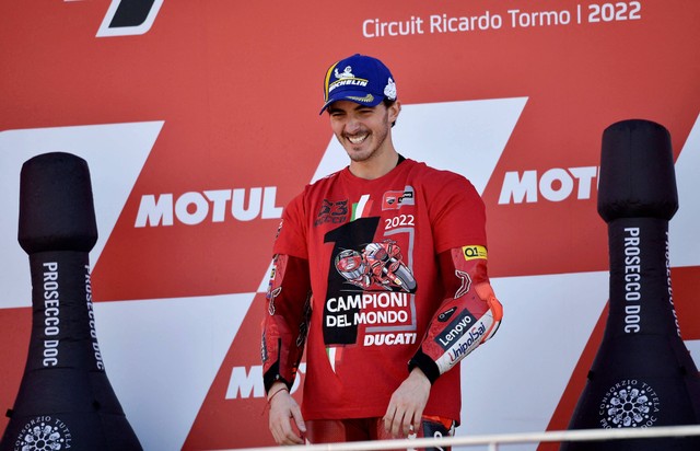 Pembalap Ducati, Francesco Bagnaia, merayakan kemenangannya setelah memenangkan kejuaraan dunia MotoGP Valencia. Foto: Pablo Morano/Reuters
