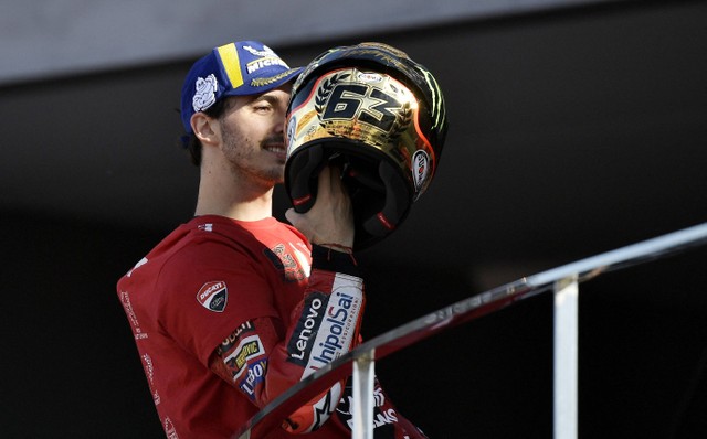 Pembalap Ducati, Francesco Bagnaia, merayakan kemenangannya setelah memenangkan kejuaraan dunia MotoGP Valencia. Foto: Pablo Morano/Reuters