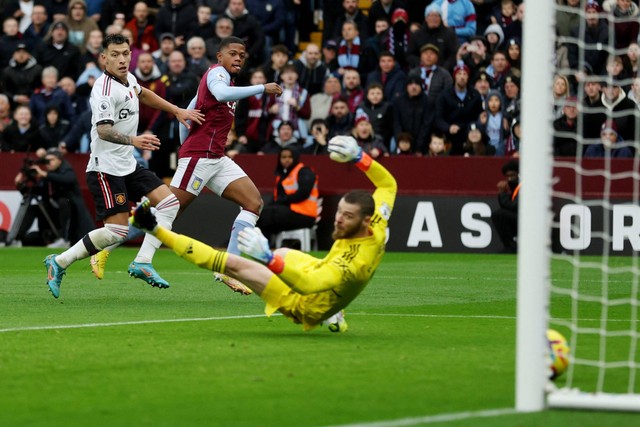 Pemain Aston Villa Leon Bailey mencetak gol pertama mereka saat hadapi Manchester United di Villa Park, Birmingham, Inggris, Minggu (6/11/2022). Foto: Carl Recine/REUTERS