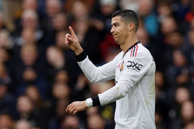 Pemain Manchester United Cristiano Ronaldo bereaksi saat hadapi Aston Villa di Villa Park, Birmingham, Inggris, Minggu (6/11/2022). Foto: Action Images via Reuters/Jason Cairnduff