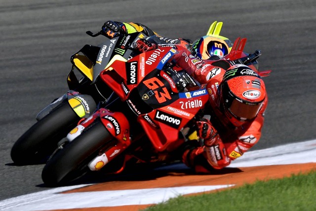 Pembalap Ducati Lenovo Francesco Bagnaia beraksi pada Motogp Grand Prix Valencia di Sirkuit Ricardo Tormo, Valencia, Spanyol, Minggu (6/11/2022). Foto: Pablo Morano/REUTERS