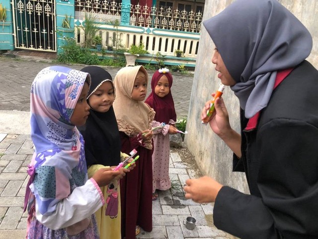 Salah satu anggota PMM memberikan arahan kepada anak-anak Rumah Dakwah, Kamis (13/10). Foto: Baiq Dara Wulandari