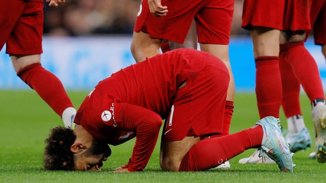 Pemain Liverpool Mohamed Salah merayakan gol pertama mereka saat hadapi Tottenham Hotspur di Tottenham Hotspur Stadium, London, Inggris, Minggu (6/11/2022). Foto: Action Images via Reuters/Andrew Couldridge