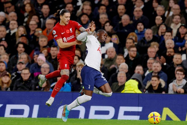 Pemain Liverpool Darwin Nunez beraksi dengan pemain Tottenham Hotspur Yves Bissouma di Tottenham Hotspur Stadium, London, Inggris, Minggu (6/11/2022). Foto: Action Images via Reuters/Andrew Couldridge